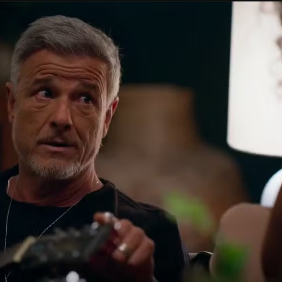 Jaques (Marcello Novaes) tenta colher DNA de Sofia (Elis Cabral) para saber se ela é filha de Vanderson (Armando Babaioff)