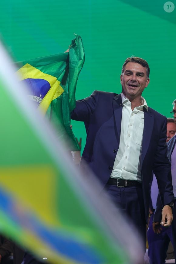 PF avalia incluir Flávio Bolsonaro na difusão prateada da Interpol para rastrear recursos ligados ao filme "Dark Horse", segundo informações de O Globo.
Investigação apura o destino de R$ 61 milhões enviados por Daniel Vorcaro para financiar o filme "Dark Horse", de acordo com reportagem de Patrik Camporez, de O Globo
