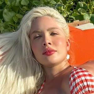 Segundo a influenciadora, após a escolha da profissional, foi apresentado um orçamento completo da celebração, incluindo uma proposta de parceria com divulgação nas redes. Karol, no entanto, optou por seguir com o pagamento integral do serviço, sem envolvimento publicitário.