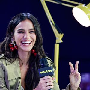 Com a euforia da plateia, Bruna Marquezine brincou com Romulo: "Vocês são muito oferecidas. Olha, tira a camisa, Rômulo, por favor! É tudo pela segunda temporada"