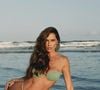 Deborah Secco está lançando sua primeira marca de biquínis e tem aparecido em diversas fotos usando os próprios modelinhos