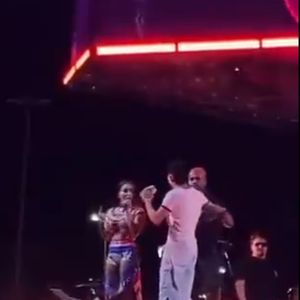 Anitta foi surpreendida por fã que invadiu seu palco, se revoltando: 'Não, amor, você nem foi convidado!'