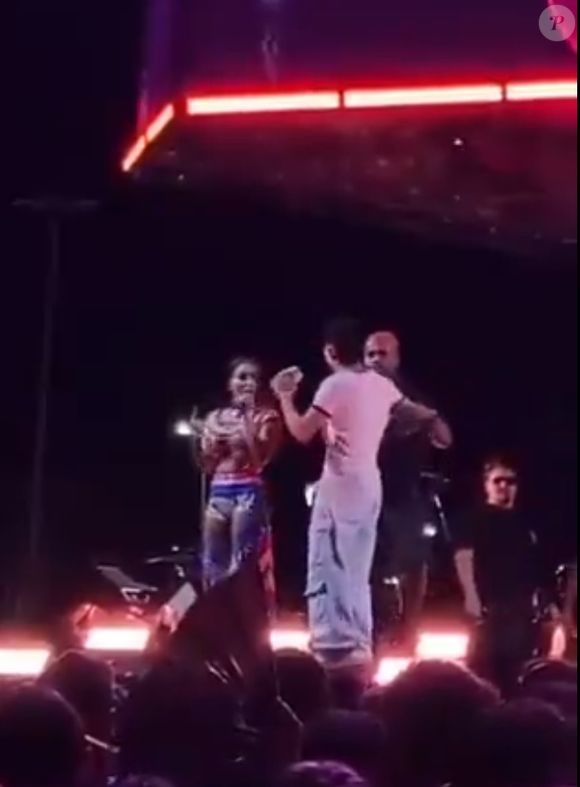 Anitta foi surpreendida por fã que invadiu seu palco, se revoltando: 'Não, amor, você nem foi convidado!'