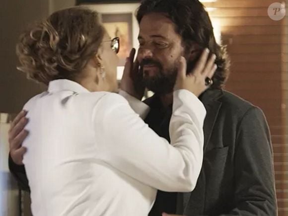 Após o coma que sofreu, Emília (Ana Beatriz Nogueira) consegue se recuperar com a ajuda de Vitória (Irene Ravache) e Bernardo (Felipe Camargo). Este, por sinal, pede a empresária em casamento e eles finalmente ficam juntos em paz.