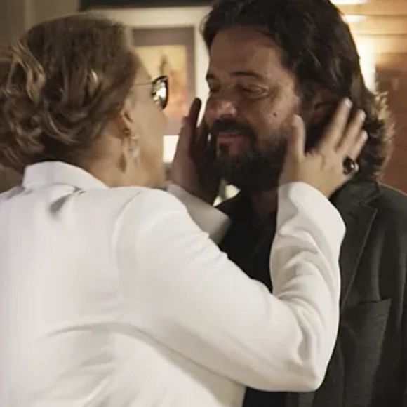 Após o coma que sofreu, Emília (Ana Beatriz Nogueira) consegue se recuperar com a ajuda de Vitória (Irene Ravache) e Bernardo (Felipe Camargo). Este, por sinal, pede a empresária em casamento e eles finalmente ficam juntos em paz.