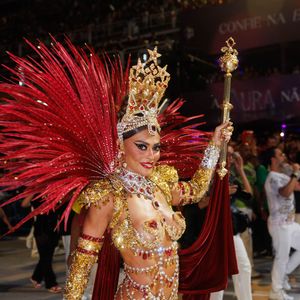 Após liderar a bateria campeã, Juliana Paes prefere viver o presente, enquanto a web especula sua permanência para o Carnaval 2027