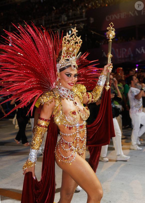 Após liderar a bateria campeã, Juliana Paes prefere viver o presente, enquanto a web especula sua permanência para o Carnaval 2027