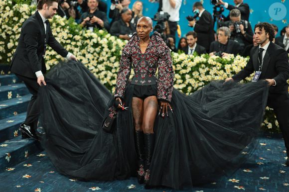 ELPHABA NA ÁREA! Cynthia Erivo comparece ao Met Gala 2025 com as pernas de fora em um custom Givenchy por Sarah Burton
