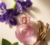 A linha Liz ganha um novo capítulo com a chegada de Liz D'Essence. Desenvolvida pela perfumista francesa Émilie Coppermann, a fragrância reúne ingredientes raros e uma construção olfativa inspirada nas tendências da alta perfumaria