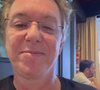 Símbolo que remete a um microfone clássico de Silvio Santos reforça homenagem à era de ouro do SBT.