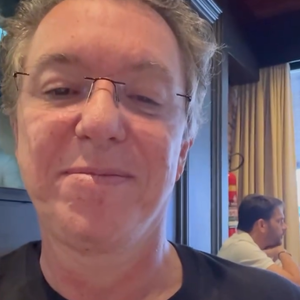 Símbolo que remete a um microfone clássico de Silvio Santos reforça homenagem à era de ouro do SBT.