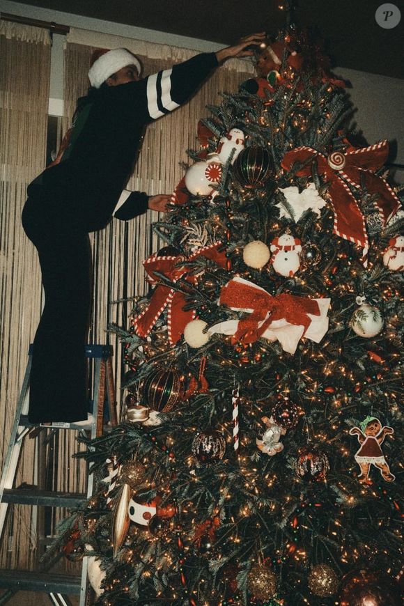 Não é raro encontrar árvores montadas ainda em novembro ou resistindo firmes até fevereiro, como se o tempo tivesse desacelerado