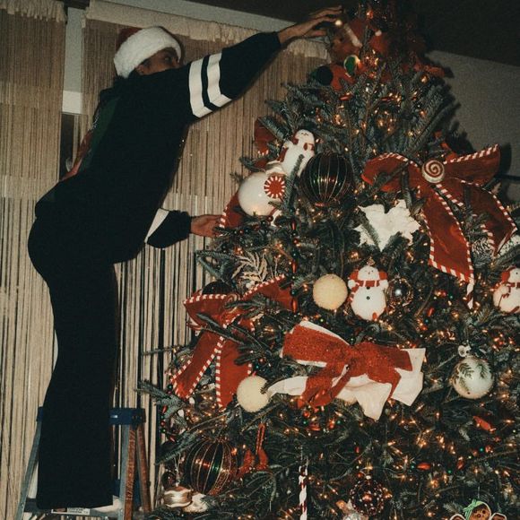 Não é raro encontrar árvores montadas ainda em novembro ou resistindo firmes até fevereiro, como se o tempo tivesse desacelerado