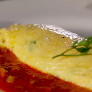 Omelete à francesa de Érick Jacquin fica deliciosa e com um toque ácido devido aos tomates. Vale a pena fazer!