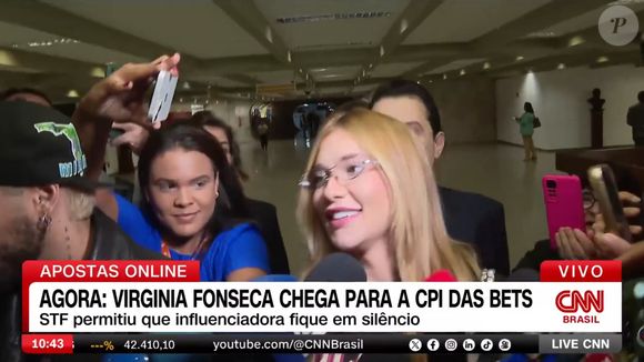 CPI das Bets: de óculos e foto da filha na roupa, Virginia chega sorridente