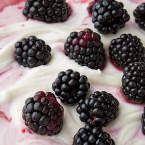 Paolla Oliveira também colocou amoras em seu smoothie