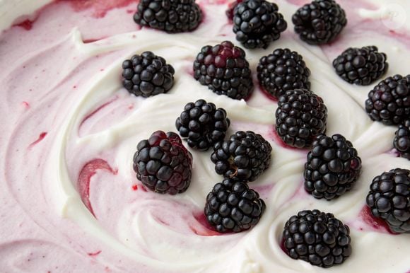 Paolla Oliveira também colocou amoras em seu smoothie