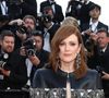 Embora seja verdade que a risca lateral  como a da atriz Julianne Moore rejuvenesce bastante e equilibra as assimetrias do rosto, a risca ao meio volta a ganhar espaço entre mulheres com mais de 50 anos