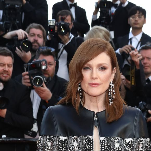 Embora seja verdade que a risca lateral  como a da atriz Julianne Moore rejuvenesce bastante e equilibra as assimetrias do rosto, a risca ao meio volta a ganhar espaço entre mulheres com mais de 50 anos