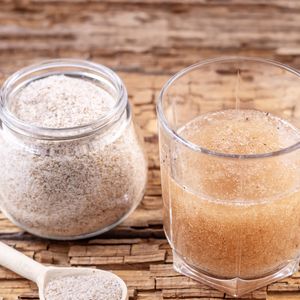 Ao formar um gel no estômago, o psyllium prolonga a sensação de saciedade, o que pode reduzir a ingestão calórica e ajuda no emagrecimento