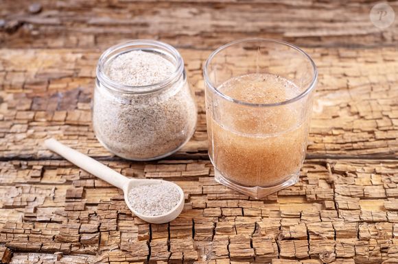 Ao formar um gel no estômago, o psyllium prolonga a sensação de saciedade, o que pode reduzir a ingestão calórica e ajuda no emagrecimento
