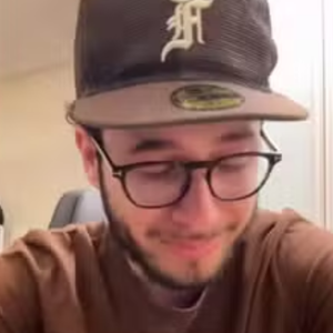 João Gustavo, irmão de Marília Mendonça, publicou, nesta terça-feira (01), um vídeo aos prantos para defender a mãe, Ruth, das críticas na web