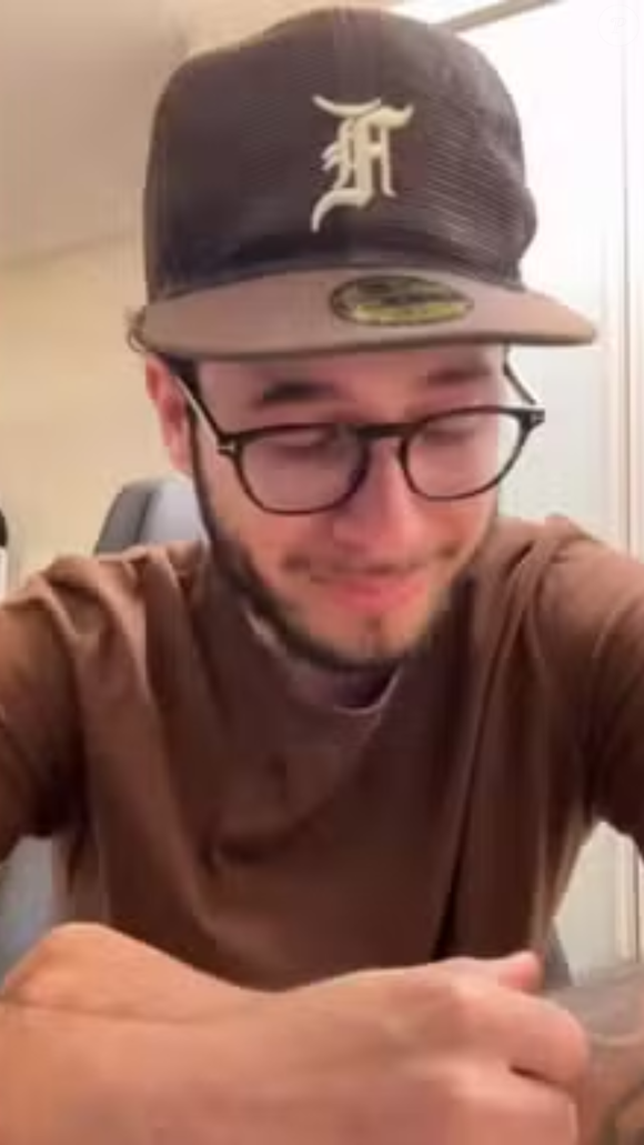 João Gustavo, irmão de Marília Mendonça, publicou, nesta terça-feira (01), um vídeo aos prantos para defender a mãe, Ruth, das críticas na web