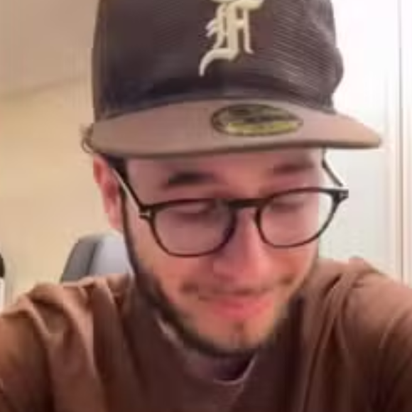 João Gustavo, irmão de Marília Mendonça, publicou, nesta terça-feira (01), um vídeo aos prantos para defender a mãe, Ruth, das críticas na web