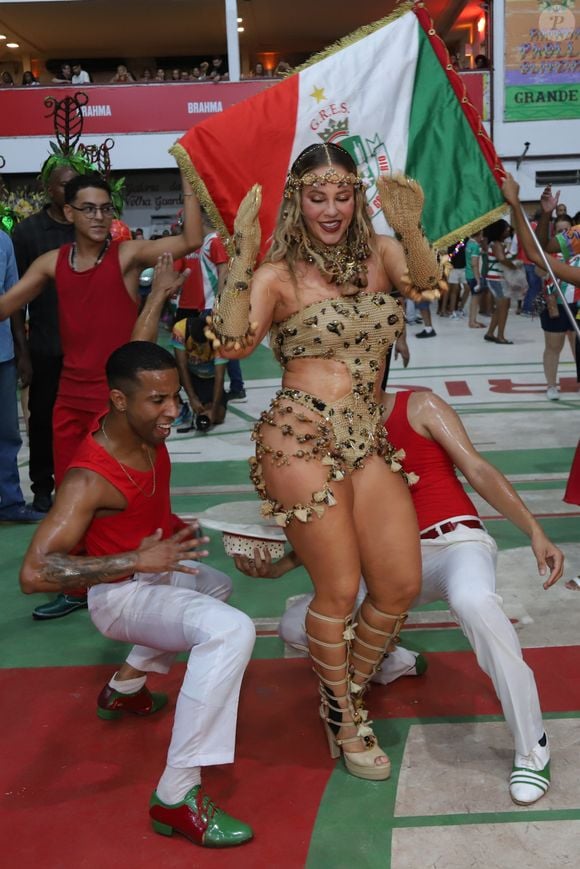 Paolla Oliveira interagiu com integrantes da Grande Rio no pré-carnaval 2025