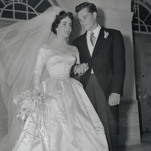 O icônico vestido que inspira Taylor Swift, de acordo com o Daily Mail e Page Six, foi usado por Elizabeth Taylor em seu casamento com Conrad Hilton, em 1950, um dos momentos mais marcantes da era de ouro de Hollywood