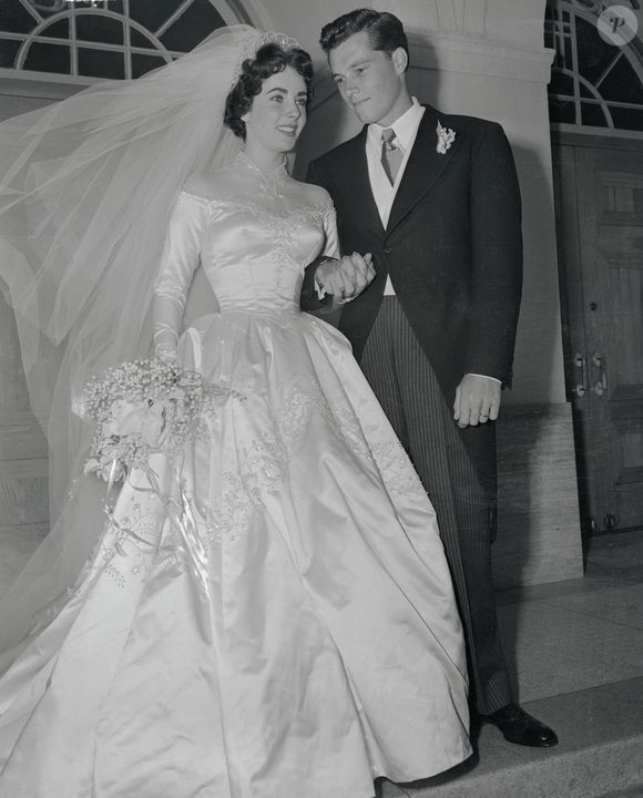 O icônico vestido que inspira Taylor Swift, de acordo com o Daily Mail e Page Six, foi usado por Elizabeth Taylor em seu casamento com Conrad Hilton, em 1950, um dos momentos mais marcantes da era de ouro de Hollywood