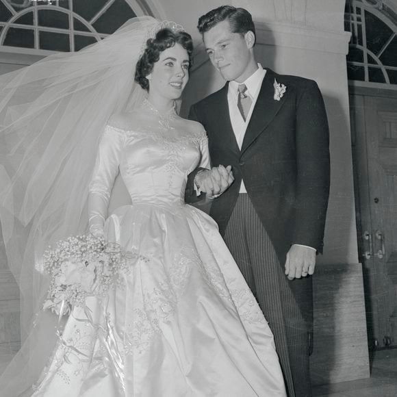O icônico vestido que inspira Taylor Swift, de acordo com o Daily Mail e Page Six, foi usado por Elizabeth Taylor em seu casamento com Conrad Hilton, em 1950, um dos momentos mais marcantes da era de ouro de Hollywood