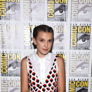 Eleven de 'Stranger Things', Millie Bobby Brown combinou um vestido a uma camisa social sem mangas neste look