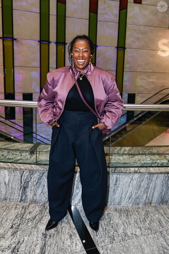 Com uma jaqueta bomber roxa de acabamento acetinado sobre uma combinação de blusa preta e calça azul-marinho, Cris Guterres apostou em um visual moderno e cheio de personalidade para prestigiar a estreia de 'Mudando de Pele', de Taís Araújo, nesta quarta-feira (03)