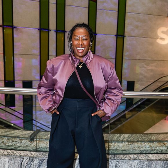Com uma jaqueta bomber roxa de acabamento acetinado sobre uma combinação de blusa preta e calça azul-marinho, Cris Guterres apostou em um visual moderno e cheio de personalidade para prestigiar a estreia de 'Mudando de Pele', de Taís Araújo, nesta quarta-feira (03)