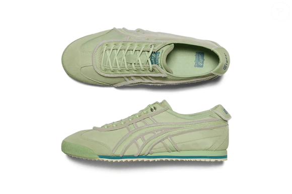 Para combinar o tênis verde da Onitsuka Tiger, uma das possibilidades é apostar em calça jeans de corte reto e camisa branca. A combinação de peças clássicas com o tom Foam Jade cria uma proposta equilibrada para quem prefere produções discretas