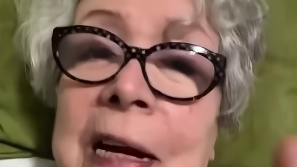 'Nem que seja a última vez': aos 79 anos, atriz Ângela Leal, mãe de Leandra Leal e ex-secretária de Cultura, emociona Lula ao revelar que adiou cirurgia para votar. 'Você me deu toda a força que eu tenho'