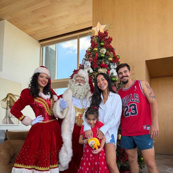 Sabrina Sato decidiu adiantar a comemoração para viver um momento especial com a filha, Zoe, de 7 anos, que passou a virada para o dia 25 com a família do pai, Duda Nagle, pela primeira vez