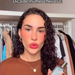 Em seu perfil no TikTok, Lívian Aragão brincou sobre sua fama de mulher cheirosa e revelou uma fragrância que considera ideal para acompanhar diferentes ocasiões. Segundo ela, o perfume é fresco o suficiente para ser usado durante o dia, mas também tem presença para a noite.