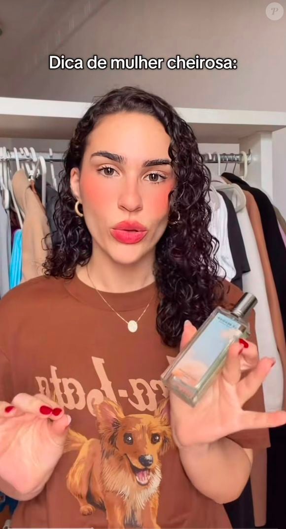 Em seu perfil no TikTok, Lívian Aragão brincou sobre sua fama de mulher cheirosa e revelou uma fragrância que considera ideal para acompanhar diferentes ocasiões. Segundo ela, o perfume é fresco o suficiente para ser usado durante o dia, mas também tem presença para a noite.