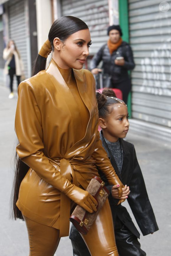 Outro penteado que se destaca nesta temporada é um dos mais simples e elegantes, além de ser perfeito para qualquer ocasião: o rabo de cavalo baixo