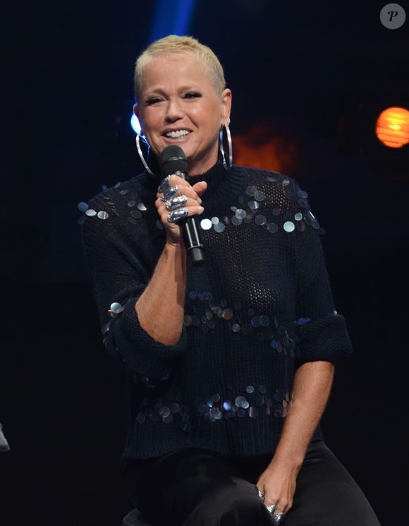 Xuxa Meneghel, atualmente com 61 anos, impressiona por seu corpo e pele impecáveis
