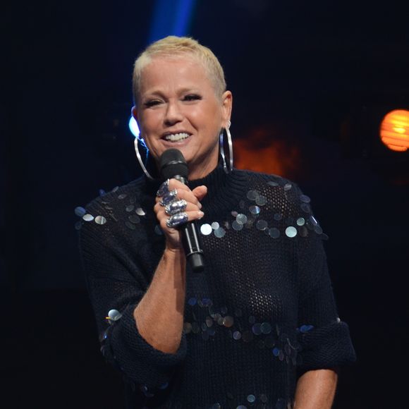 Xuxa Meneghel, atualmente com 61 anos, impressiona por seu corpo e pele impecáveis