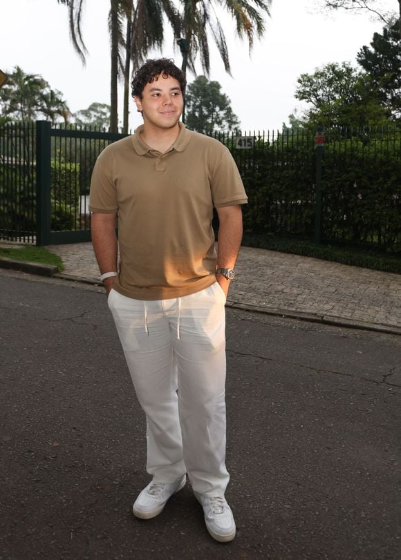 Filho de Ronaldo, Alexander scolheu uma combinação casual de polo marrom, calça branca e tênis