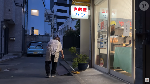 Uma rotina que impressiona o mundo: Yuriko, de 84 anos, começa a trabalhar por volta da meia-noite para garantir que centenas de pães, doces e salgados estejam prontos antes da abertura da Yaoki Bakery, no Japão