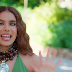 Anitta surge com sobrancelhas mais densas e levanta suspeita de procedimento estético: 'Não é apenas um preenchimento. Existe uma reorganização da direção e da densidade', analisa Vlassios Marangos