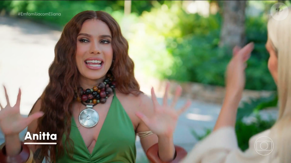 Anitta surge com sobrancelhas mais densas e levanta suspeita de procedimento estético: 'Não é apenas um preenchimento. Existe uma reorganização da direção e da densidade', analisa Vlassios Marangos