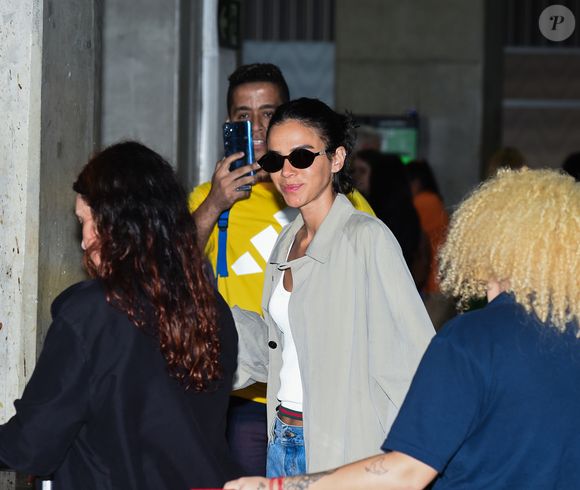 Bruna Marquezine atraiu atenção dos fãs em desembarque no aeroporto do Galeão, no Rio
