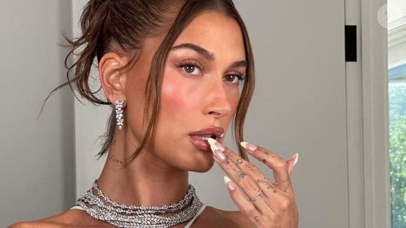 Unhas com manicure italiana: essa tendência é aposta certeira para unhas elegantes