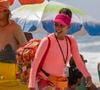 Raquel (Taís Araújo) faz sucesso vendendo sanduíche na praia em Vale Tudo